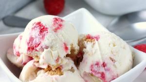 Raspberry Cheesecake Ice Cream - 32 oz